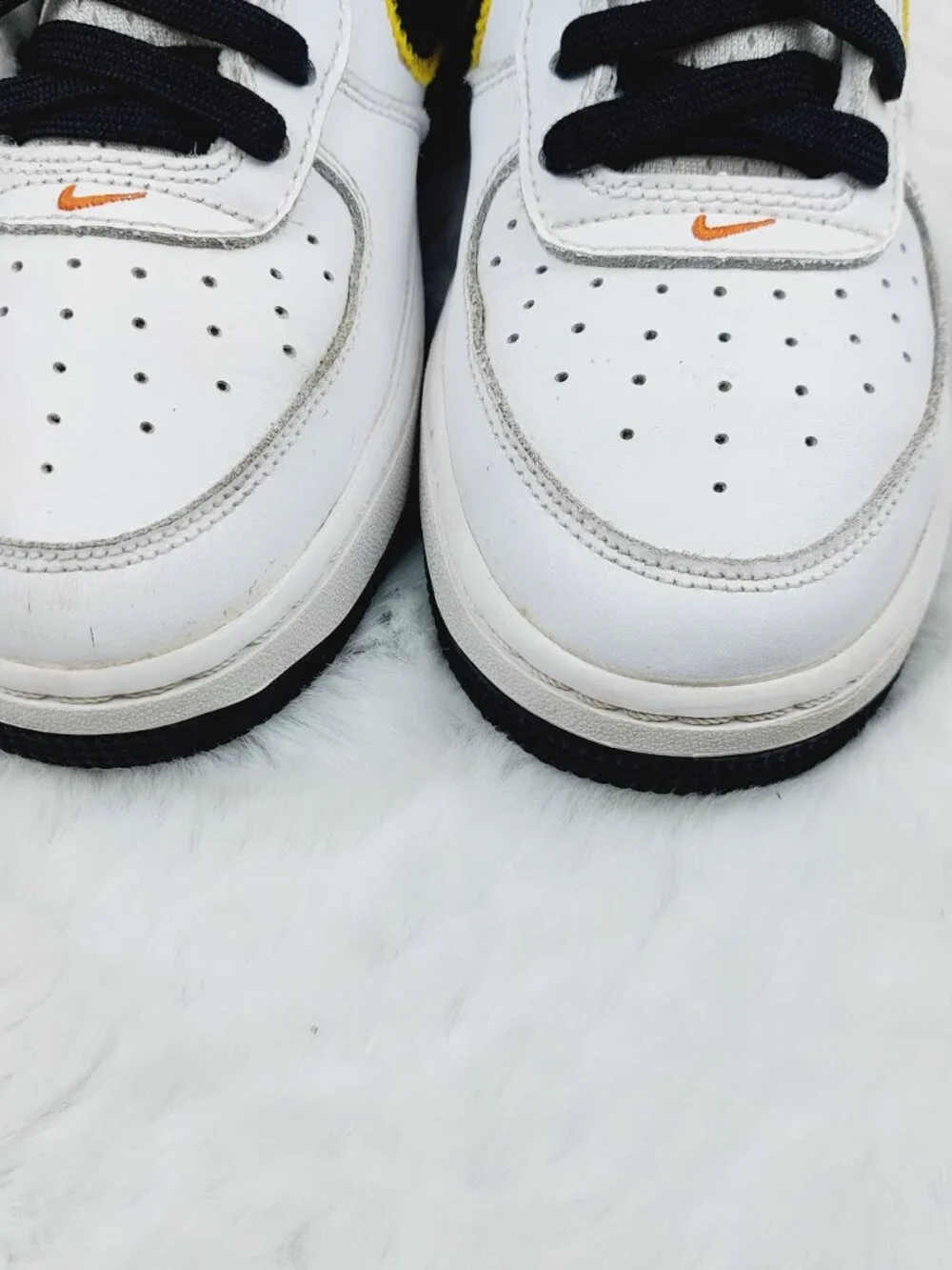 Nike Boys' White Orange Flash Amarillo Black Air Force 1 LV8 Low Sneaker Size 4Y